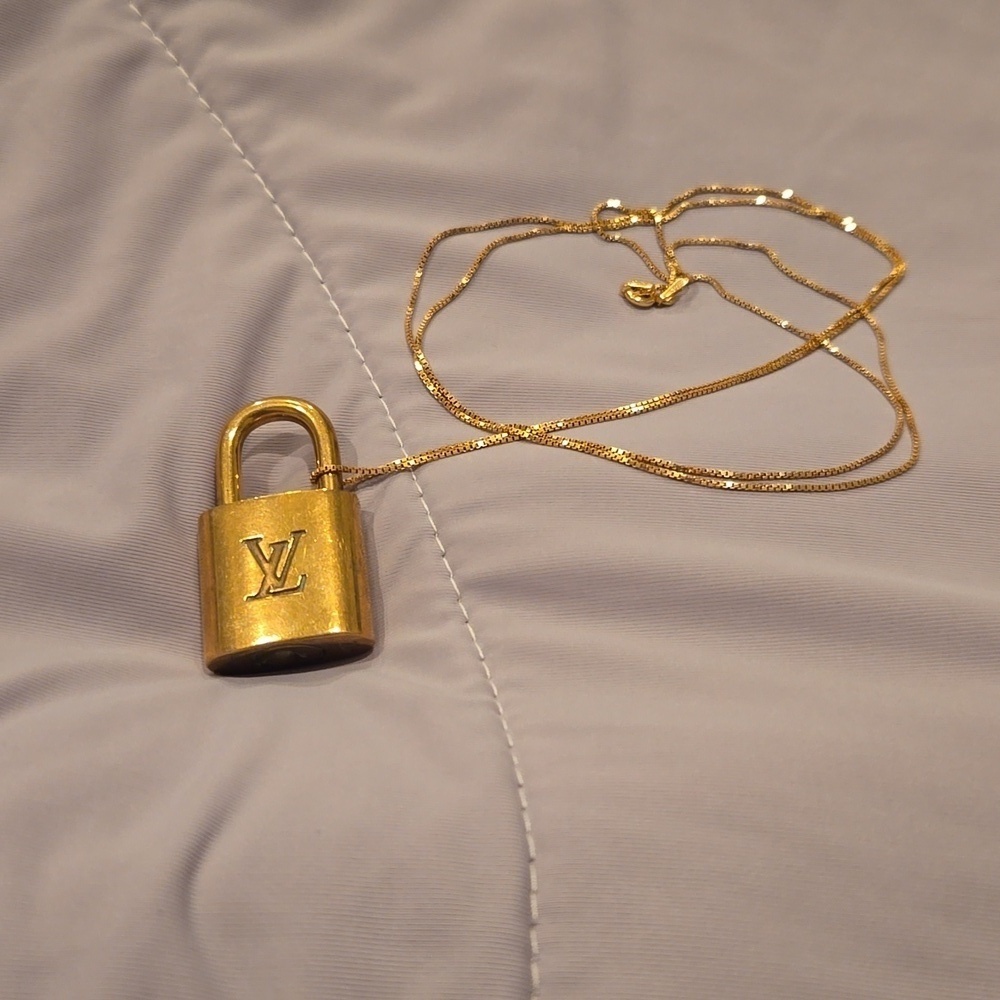 LV lock no key on 32" sterling silver goldtone plated chain lock #308
